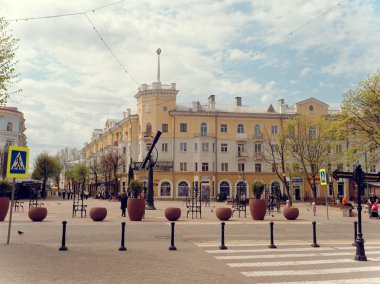 Mogilev, Beyaz Rusya - 27 Nisan 2019: Şehrin yaya caddesinde güzel binalar.
