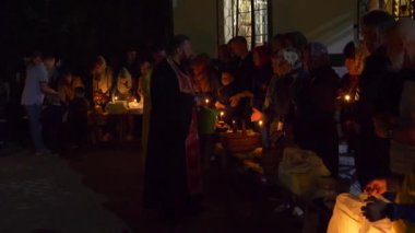 Gomel, Beyaz Rusya - 27 Nisan 2019: Paskalya. Mumlar ile Paskalya kek