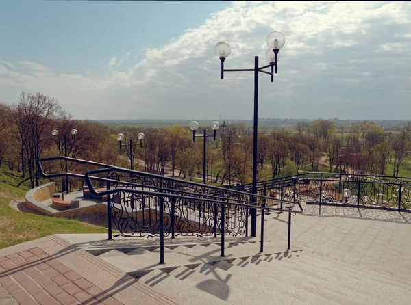 MOGILEV, BELARUS - 27 de abril de 2019: área do parque com uma escada e uma fonte . — Fotografia de Stock