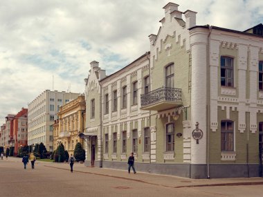 Mogilev, Beyaz Rusya - 27 Nisan 2019: Şehrin yaya caddesinde güzel binalar.
