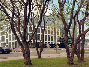 Mogilev, Beyaz Rusya - 27 Nisan 2019: Şehrin yaya caddesinde güzel binalar.