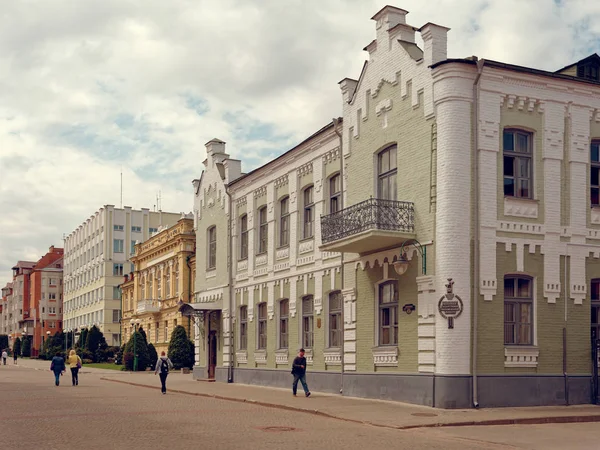 MOGILEV, BELARUS - 27 de abril de 2019: belos edifícios na rua pedonal da cidade . — Fotografia de Stock