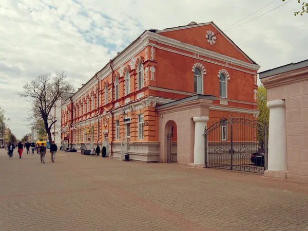 Mogilev, Wit-Rusland-27 april 2019: prachtige gebouwen aan de voetgangersstraat van de stad. — Stockfoto