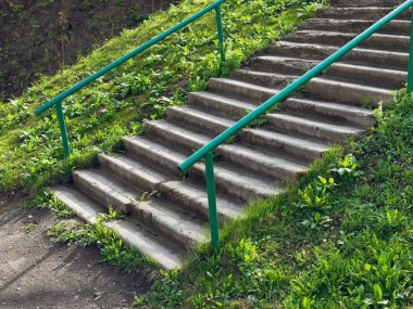 yeşil çim dik bir yamaç üzerinde beton merdiven