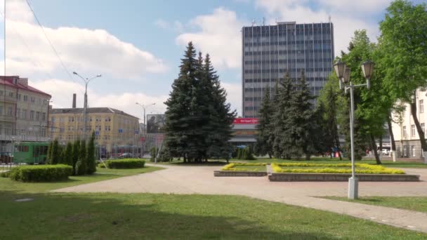 Gomel, Vitryssland-maj 2, 2019: grönområde på Lenin Street. — Stockvideo