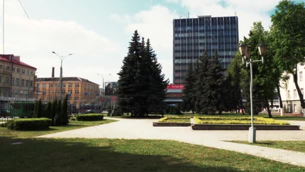 Gomel, Vitryssland-maj 2, 2019: grönområde på Lenin Street. — Stockvideo