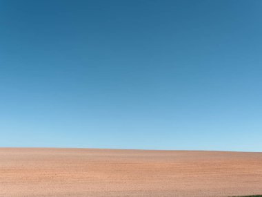 Mavi gökyüzüne karşı kahverengi pürüzsüz alan..