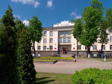 Gomel, Beyaz Rusya - 2 Mayıs 2019: Yol yapım teknik okulunun inşası.