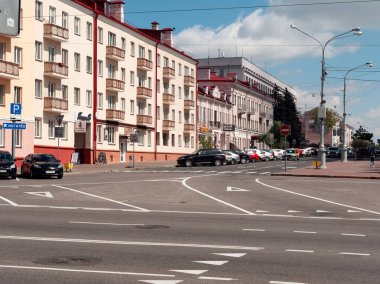 Gomel, Beyaz Rusya - 2 Mayıs 2019: Kommunarov caddesinde trafik.