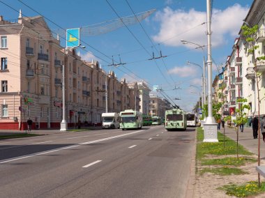 Gomel, Beyaz Rusya - 2 Mayıs 2019: Lenin Caddesi'nde trafik.