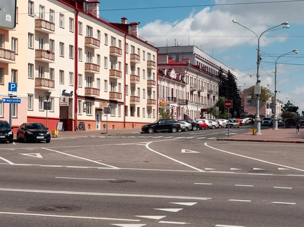 GOMEL, BÉLARO - 2 DE MAYO DE 2019: tráfico en la calle Kommunarov . —  Fotos de Stock