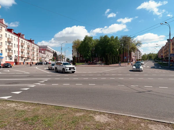 Gomel, Beyaz Rusya - 2 Mayıs 2019: Kommunarov caddesinde trafik. — Stok fotoğraf