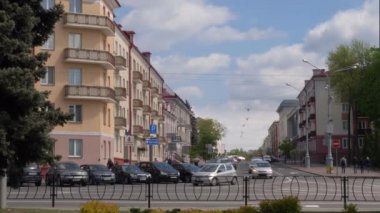 Gomel, Beyaz Rusya - 2 Mayıs 2019: Kommunarov caddesinde trafik.