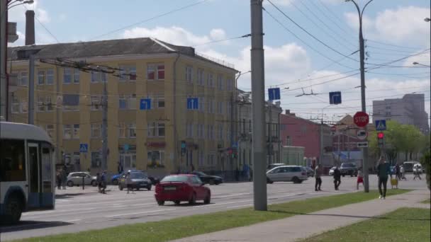 Gomel, Bělorusko-Květen 2, 2019: doprava na ulici International. — Stock video