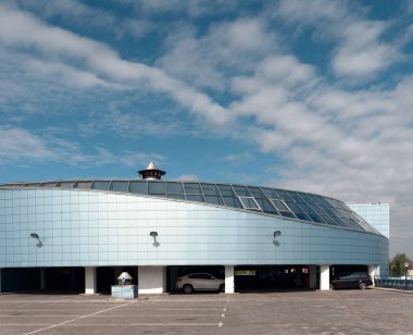 Gomel, Beyaz Rusya - 4 Mayıs 2019: Çatıda park yeri olan gizli alışveriş merkezi.