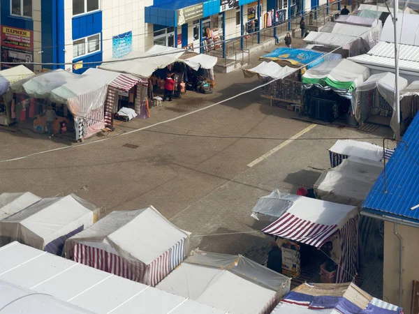 Gomel, Beyaz Rusya - 4 Mayıs 2019: Çarşıda ticaret çadırları.