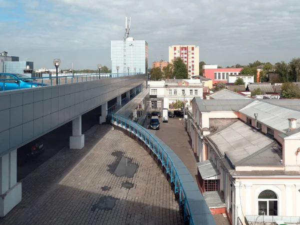 Gomel, Białoruś-4 maja 2019: tajne centrum handlowe z parkingiem na dachu. — Zdjęcie stockowe