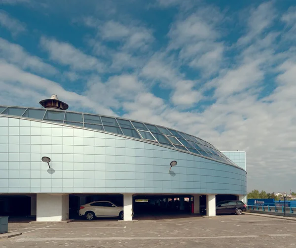 Gomel, Białoruś-4 maja 2019: tajne centrum handlowe z parkingiem na dachu. — Zdjęcie stockowe