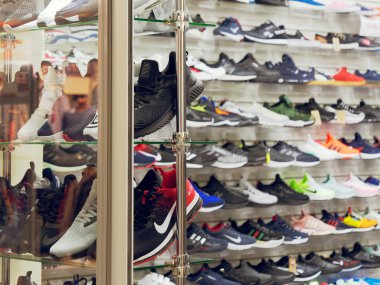 Gomel, Beyaz Rusya - 4 Mayıs 2019: Gizli Alışveriş Merkezi. moda butik alışveriş.