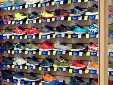 Gomel, Beyaz Rusya - 4 Mayıs 2019: Gizli Alışveriş Merkezi. moda butik alışveriş.