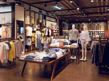 Gomel, Beyaz Rusya - 4 Mayıs 2019: Gizli Alışveriş Merkezi. moda butik