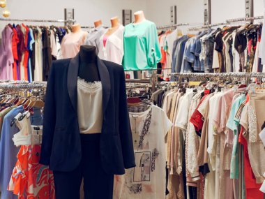 Gomel, Beyaz Rusya - 4 Mayıs 2019: Gizli Alışveriş Merkezi. moda butik