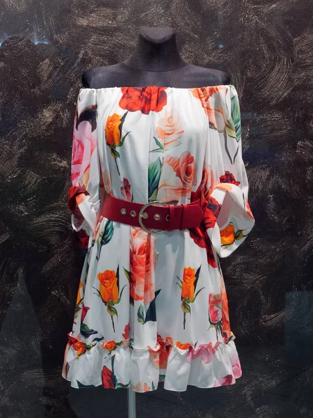 Gomel, Beyaz Rusya - 4 Mayıs 2019: Gizli Alışveriş Merkezi. moda butik