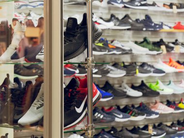 Gomel, Beyaz Rusya - 4 Mayıs 2019: Gizli Alışveriş Merkezi. moda butik alışveriş.