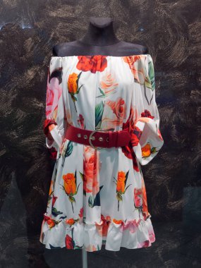 Gomel, Beyaz Rusya - 4 Mayıs 2019: Gizli Alışveriş Merkezi. moda butik