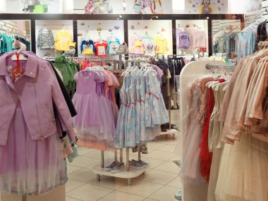 Gomel, Beyaz Rusya - 4 Mayıs 2019: Gizli Alışveriş Merkezi. moda butik