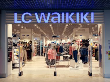 Gomel, Beyaz Rusya - 4 Mayıs 2019: Gizli Alışveriş Merkezi. moda butik