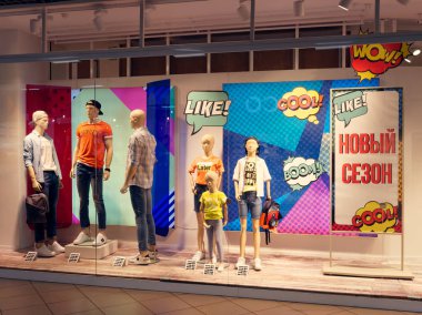 Gomel, Beyaz Rusya - 4 Mayıs 2019: Gizli Alışveriş Merkezi. moda butik