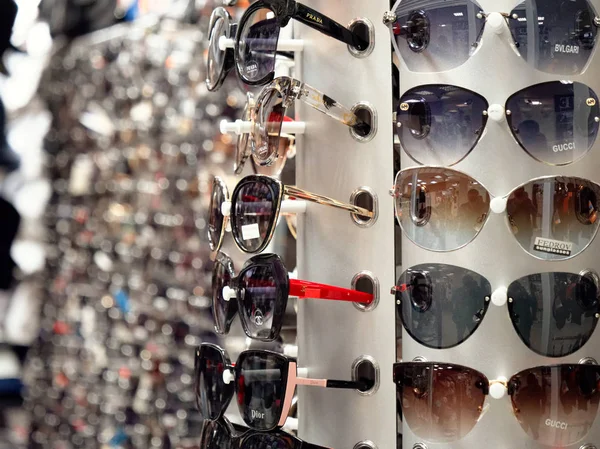 GOMEL, BELARUS - 4 de mayo de 2019: Centro Comercial SECRET. gafas boutique de moda — Foto de Stock