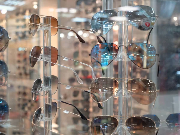 GOMEL, BELARUS - 4 de mayo de 2019: Centro Comercial SECRET. gafas boutique de moda — Foto de Stock