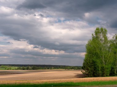bahar alanı üzerinde kötü hava bulutları