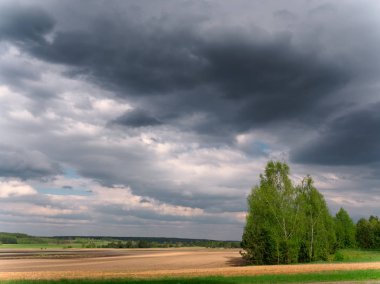 bahar alanı üzerinde kötü hava bulutları