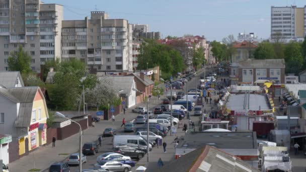 ГОМЕЛЬ, БЕЛАРУС - 2 мая 2019 года: движение на улице Карповича — стоковое видео