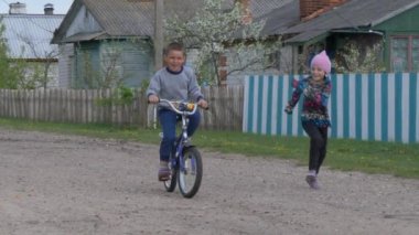 Gomel, Beyaz Rusya - 4 Mayıs 2019: Çocuklar Derbichi köyünde bisiklete biniyor.