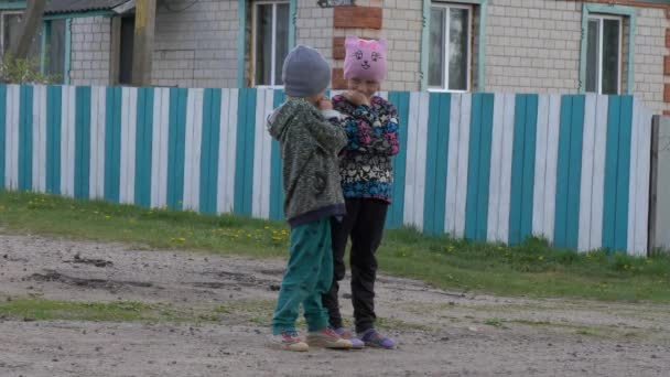 Gomel Bélaro Mayo 2019 Los Niños Montan Bicicleta Pueblo Derbichi — Vídeo de stock