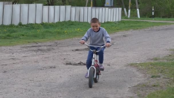 Gomel Belarus Maio 2019 Crianças Andam Bicicleta Aldeia Derbichi — Vídeo de Stock