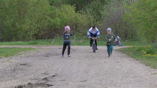 Gomel Belarus Maio 2019 Crianças Andam Bicicleta Aldeia Derbichi — Vídeo de Stock