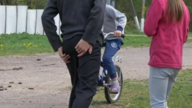 Gomel, Beyaz Rusya - 4 Mayıs 2019: Çocuklar Derbichi köyünde bisiklete biniyor.