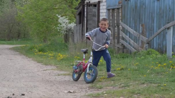 Gomel Bélaro Mayo 2019 Los Niños Montan Bicicleta Pueblo Derbichi — Vídeos de Stock