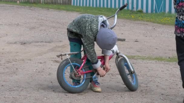Gomel Wit Rusland Mei 2019 Kinderen Rijden Een Fiets Het — Stockvideo