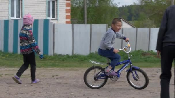 Gomel Wit Rusland Mei 2019 Kinderen Rijden Een Fiets Het — Stockvideo