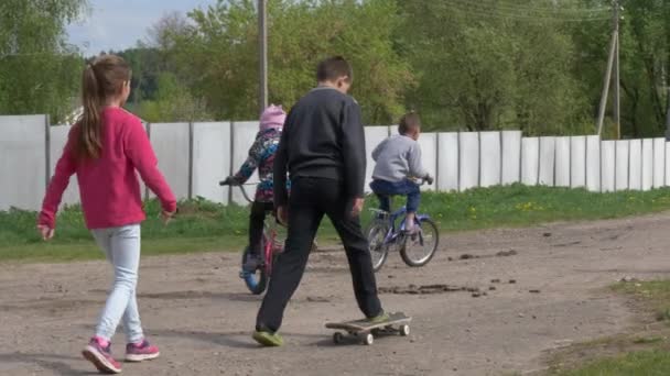 Gomel Vitryssland Maj 2019 Barn Rida Cykel Byn Derbichi — Stockvideo