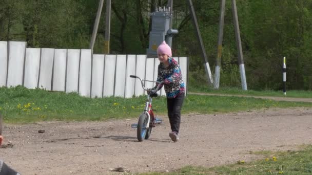 Gomel Bélaro Mayo 2019 Los Niños Montan Bicicleta Pueblo Derbichi — Vídeo de stock