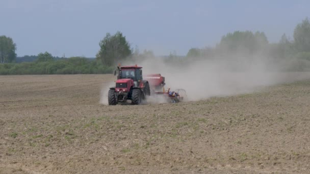 Homel Wit Rusland Mei 2019 Tractor Cultiveert Een Inzaai Veld — Stockvideo
