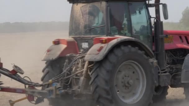 Гомель Беларус Мая 2019 Года Трактор Возделывает Посевную Площадку — стоковое видео