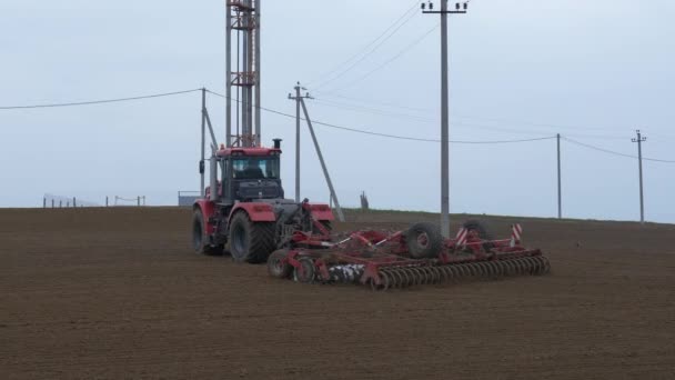 Gomel Belarus Mayo 2019 Tractor Cultiva Campo Siembra — Vídeos de Stock